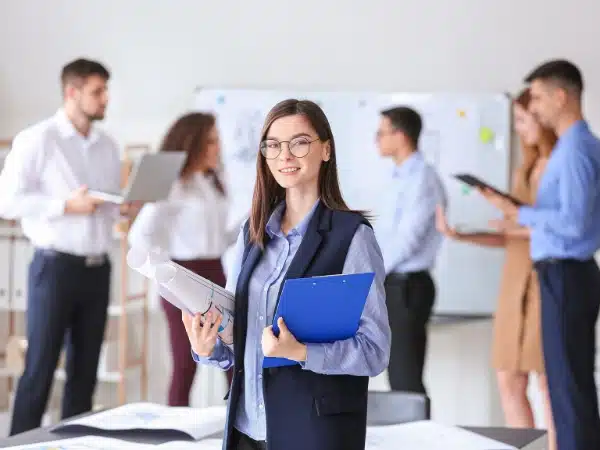 Consulente al lavoro fornisce informazioni sulle agevolazioni per l'apprendistato