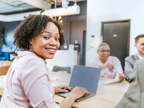 giovane ragazza lavora con il suo computer durante un apprendistato di alta formazione e ricerca