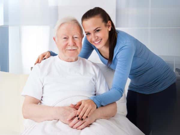badante di un signore anziano si prende cura di lui