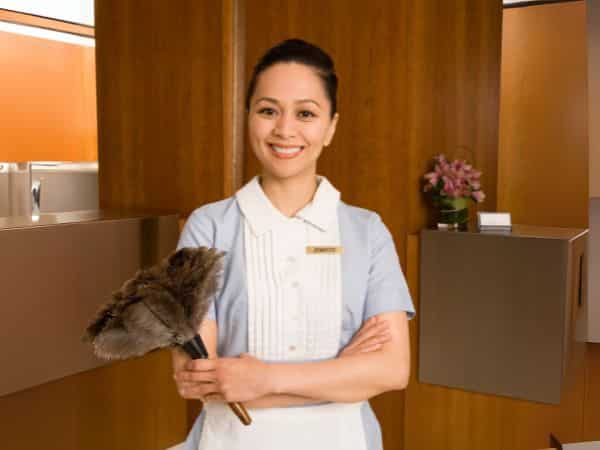 colf con strumenti in mano per pulire