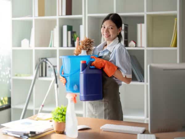 colf durante un servizio mentre pulisce casa
