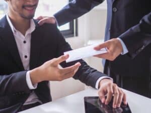 Consegna bonus a un giovane disoccupato per incentivarne l'assunzione