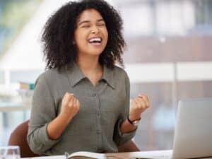 Giovane donna che festeggia l'ottenimento del bonus per giovani disoccupati