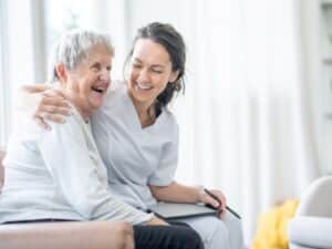 Caregiver e anziana che beneficiano del bonus per l'assistenza familiare