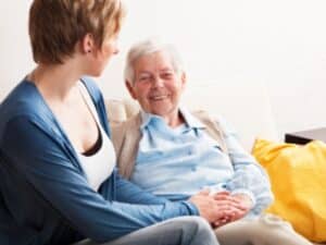 Condivisione di un momento sereno grazie al bonus per chi assiste un familiare