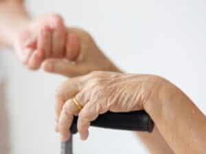 Supporto a un familiare anziano, incentivato dal bonus per chi assiste un parente