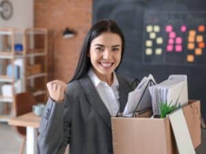 Giovane professionista entusiasta dopo aver ricevuto il bonus per i giovani disoccupati.