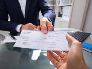 lavoratore dipendente riceve la busta paga