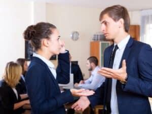 un uomo licenzia una donna dipendente apprendista