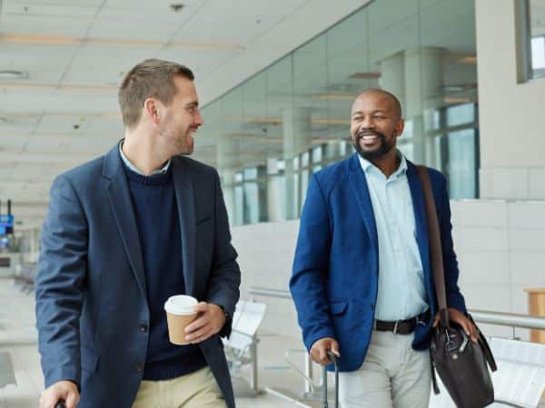 Due dipendenti in trasferta camminano in aeroporto
