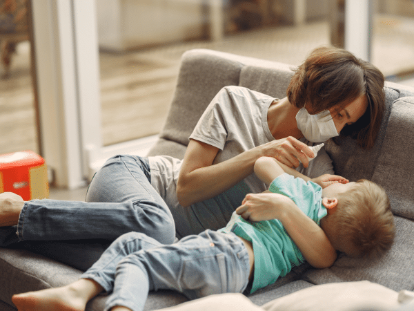 genitore in congedo abbraccia figlio malato