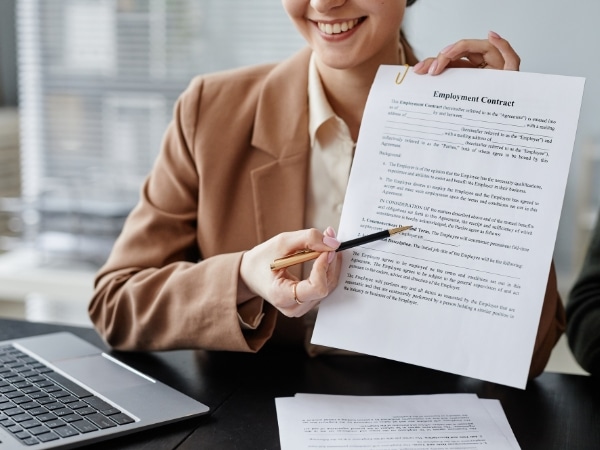 Persona che mostra un contratto di lavoro durante una consulenza