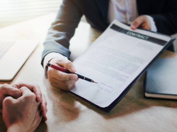 Consulente che effettua revisione del contratto di lavoro