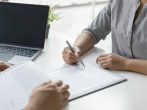 ragazzo che firma contratto part time 