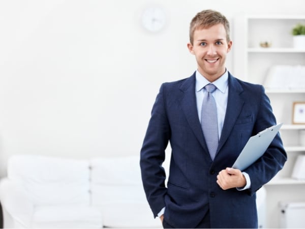 Un consulente del lavoro in abito formale con un blocco note, pronto a discutere le tariffe per i servizi offerti.