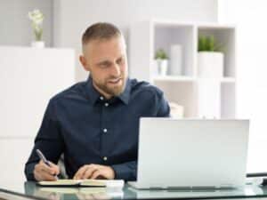 uomo che da dimissioni online