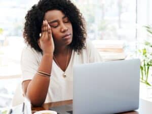 ragazza stanca che ha bisogno di un giorno compensativo