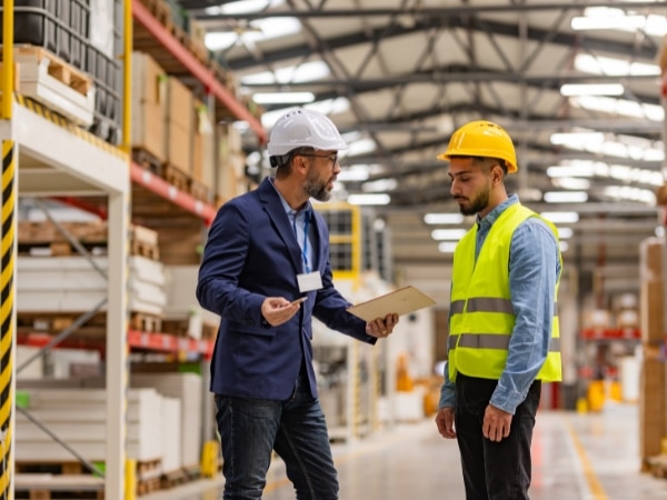 un datore di lavoro presenta il licenziamento ad un dipendente