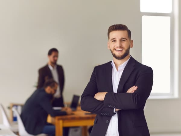 lavoratore dipendente e con partita iva sorridente