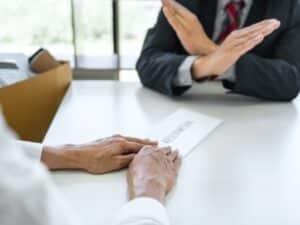 conflitto di due persone relativo al licenziamento senza preavviso