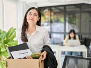 ragazza che da le dimissioni volontarie e lascia l'ufficio