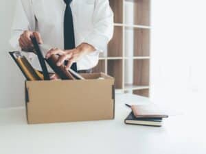 un dipendente dopo il licenziamento porta via le sue cose dall'ufficio