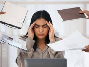 ragazza che ha bisogno di recupero ore lavorative