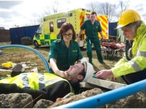 Un uomo a terra dopo un infortunio sul lavoro chiama il pronto soccorso