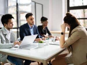 una dipendente riceve sanzioni disciplinari dai suoi superiori