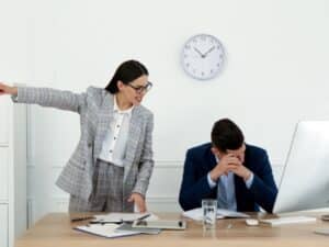 un datore di lavoro rimprovera e sanziona un dipendente