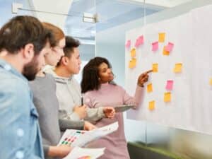 Gruppo di tirocinanti in un brainstorming durante uno stage extracurriculare