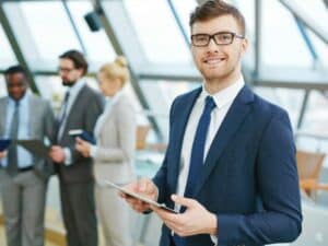 Giovane professionista in abito elegante, felice per aver ottenuto un contratto a tempo indeterminato